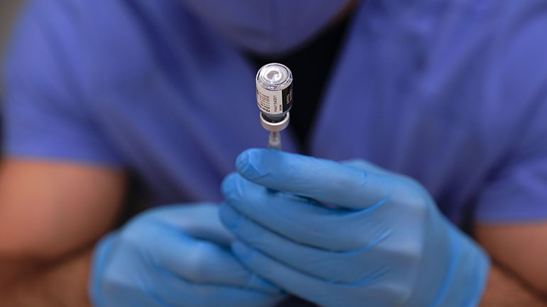 Ε.Ε.: Άδεια για χρησιμοποίηση 6 δόσεων ανά φιαλίδιο του εμβολίου των Pfizer/BioNTech